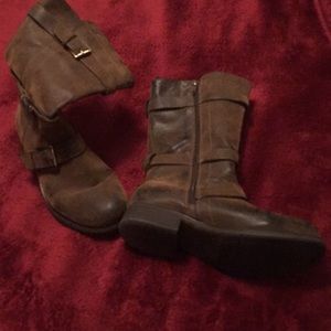 Boots 👢 for a fun upcoming fall night out.